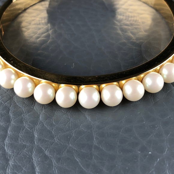 Kate Spade New York Bracelet Pearly Delight Faux Pearls Gold Tone Hinged Bangle - Picture 5 of 11